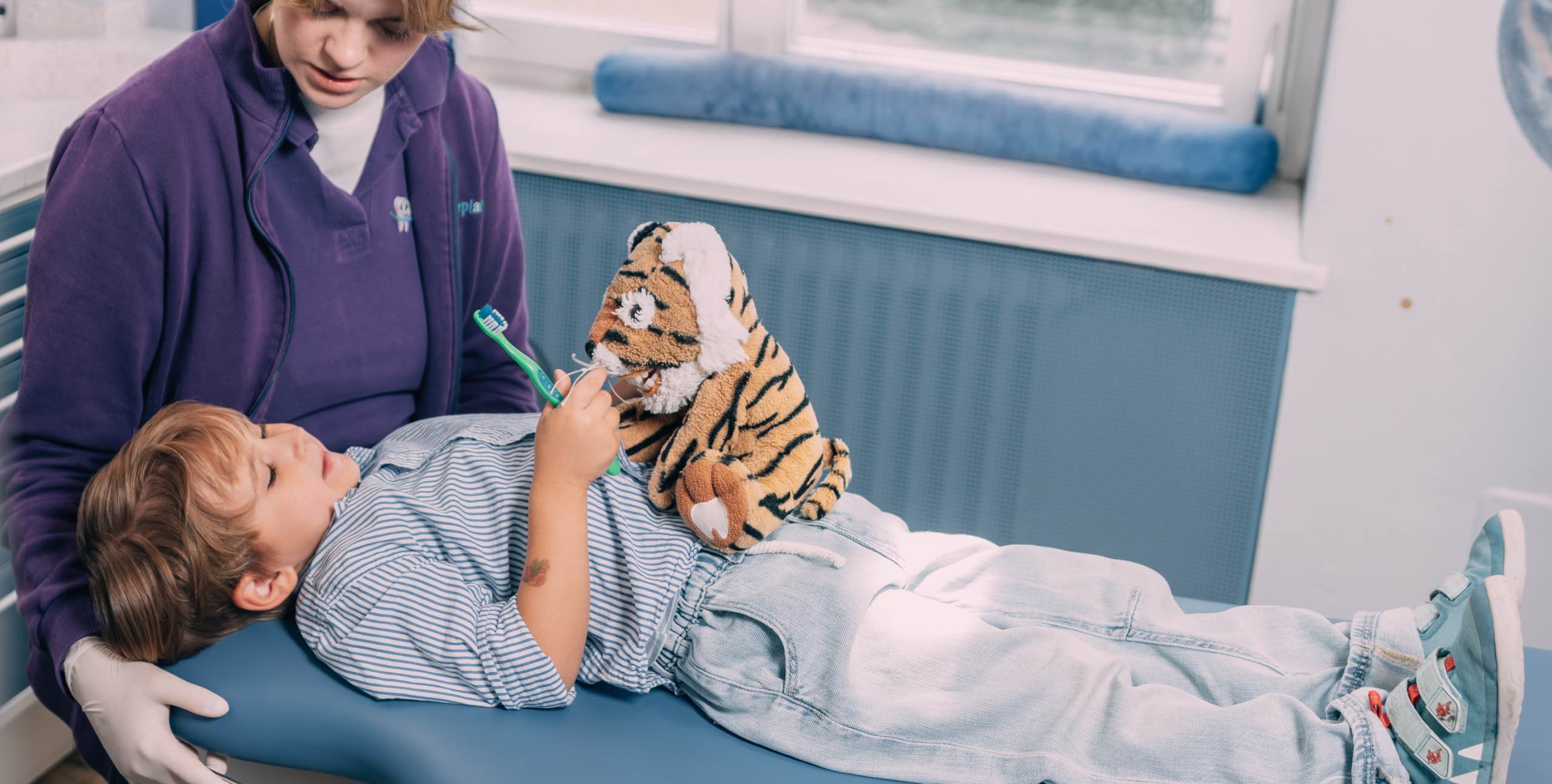 Kind bei Fissurenversiegelung in der Kinderzahnarztpraxis Zahnplanet München-Schwabing