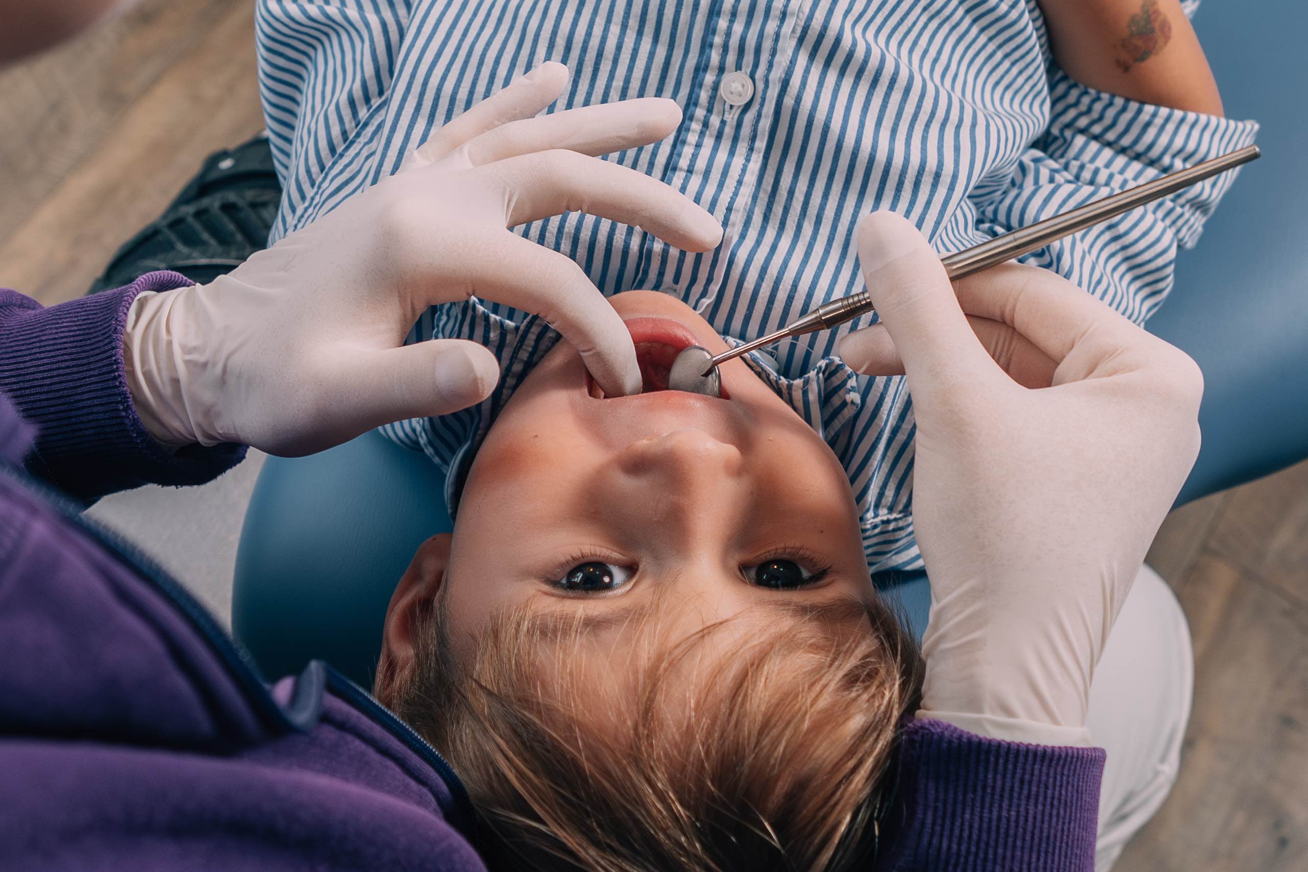 Fluoridierung bei Kind in der Kinderzahnarztpraxis Zahnplanet München-Schwabing