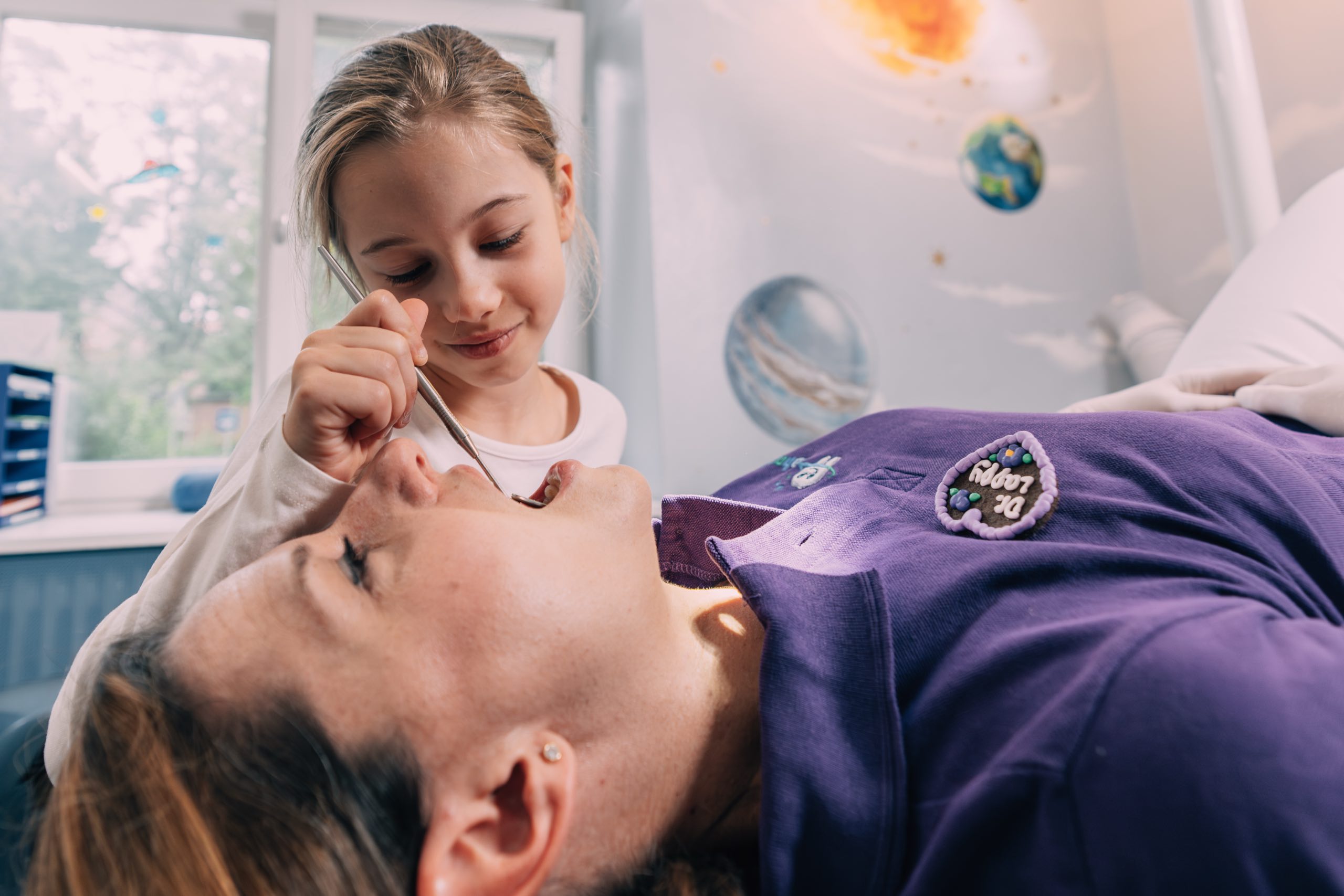 Kind beim Kontrolltermin beim Kinderzahnarzt in München-Schwabing bei Zahnplanet