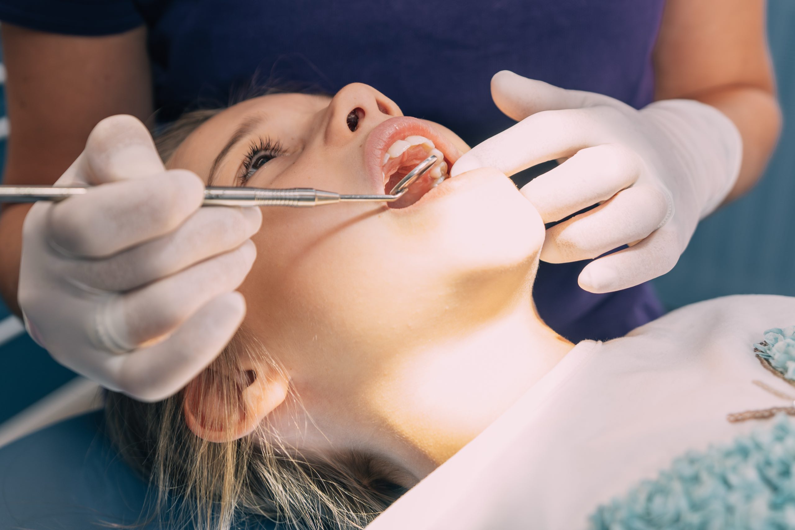 Kind beim Kontrolltermin in der Zahnarztpraxis Zahnplanet in München-Schwabing