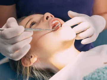 Kind beim Kontrolltermin in der Zahnarztpraxis Zahnplanet in München-Schwabing