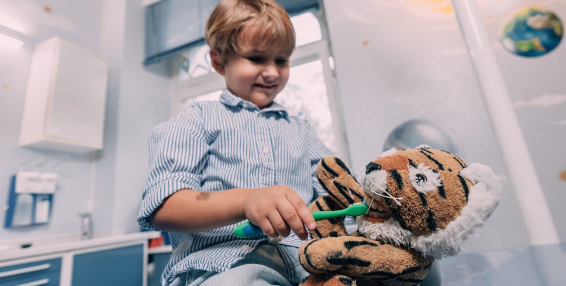 Junge spielt beim Kontrolltermin bei Zahnplanet in München-Schwabing Kinderzahnarzt