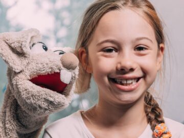 Kind mit Kreidezähnen beim Kinderzahnarzt Zahnplanet in München-Schwabing