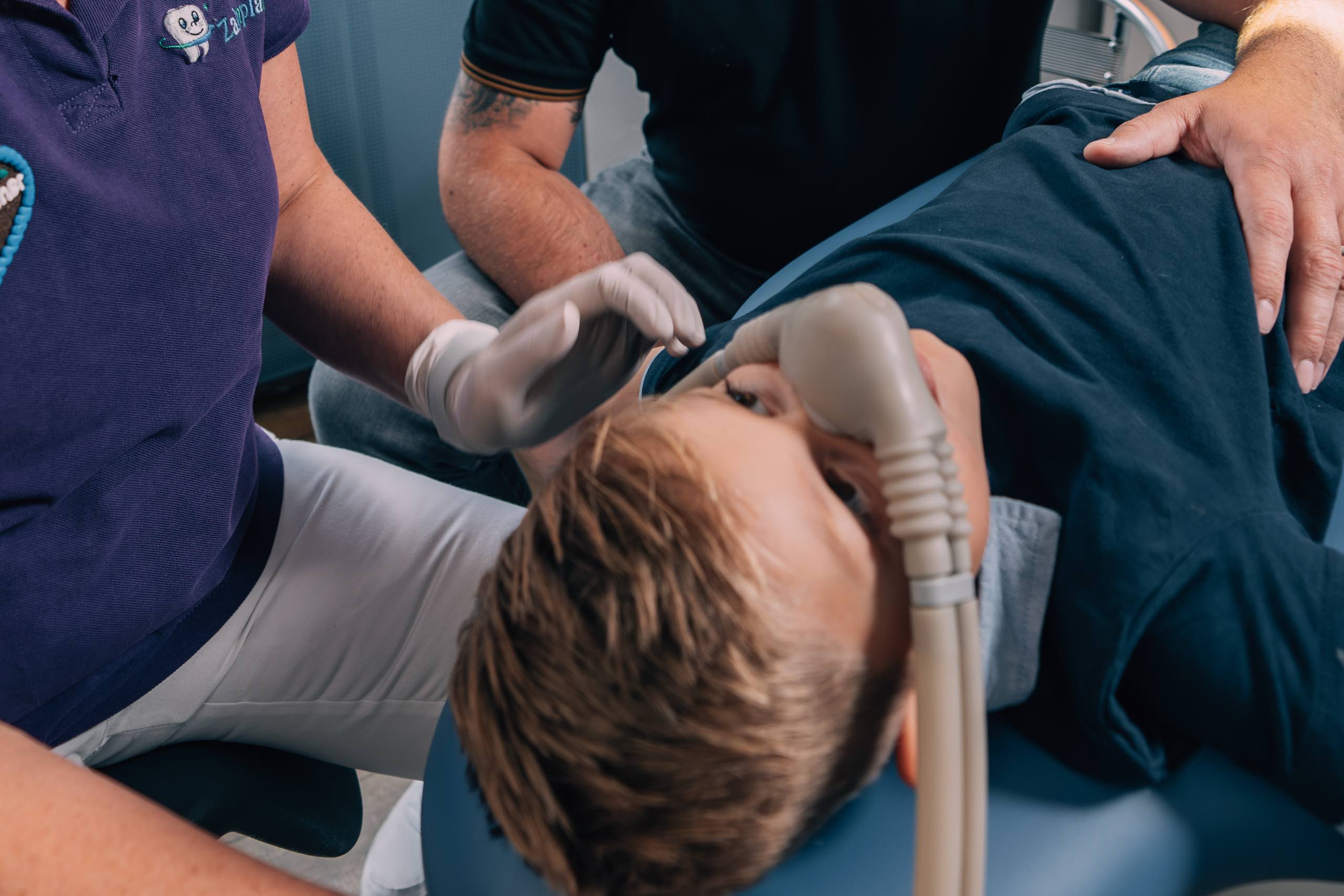 Kind bei Lachgasbehandlung in der Kinderzahnarztpraxis Zahnplanet München-Schwabing