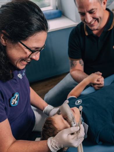 Zahnbehandlung mit Lachgas beim Kinderzahnarzt Zahnplanet in München-Schwabing