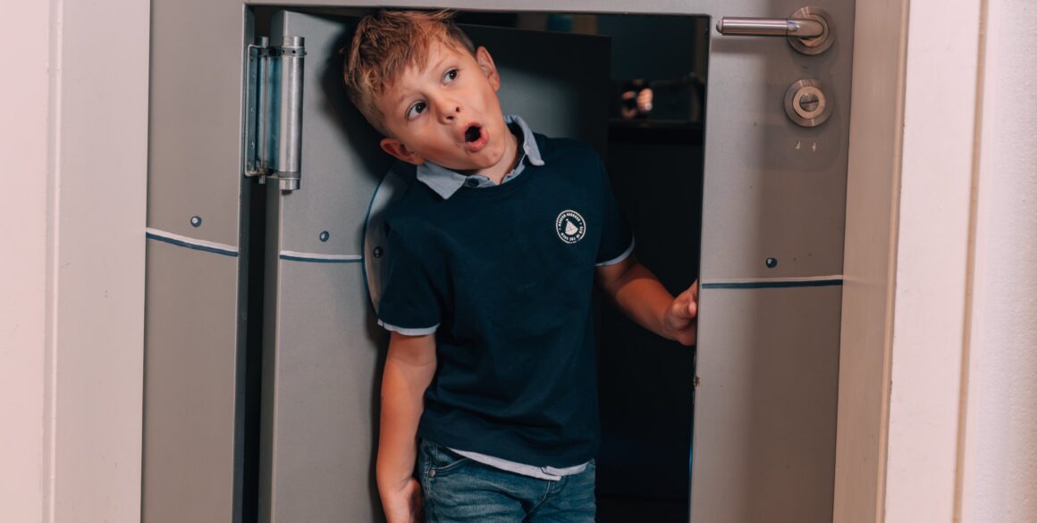 Kinder beim Kinderzahnarzt in München-Schwabing auf der Behandlungsliege bei Zahnplanet