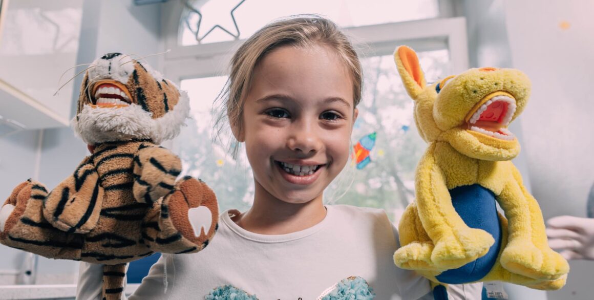 Glückliches Kind nach Zahnfüllung beim Kinderzahnarzt Zahnplanet in München-Schwabing