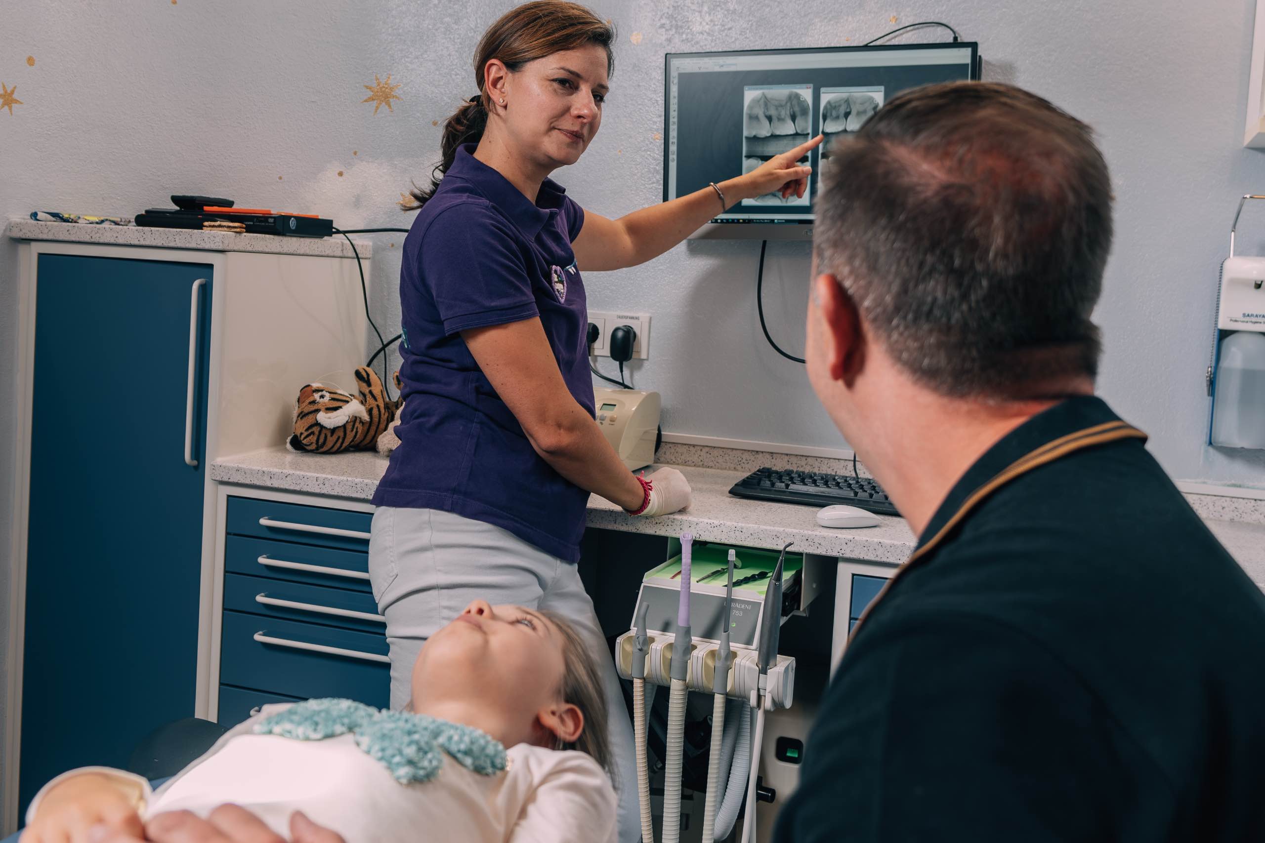 Zahnfüllung bei Kind in der Kinderzahnarztpraxis Zahnplanet Schwabing München