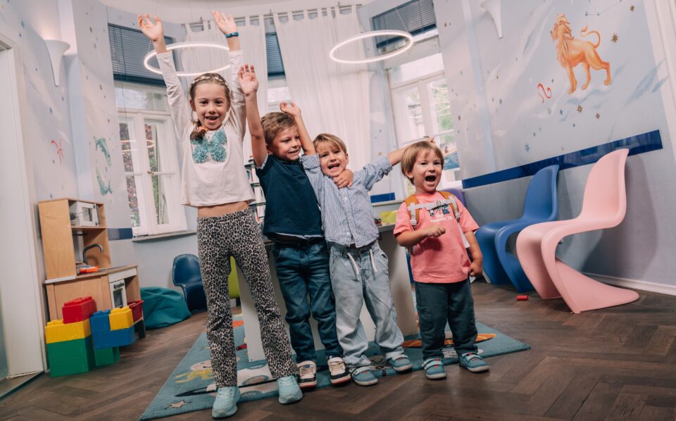 Kinder im Wartezimmer bei Zahnplanet – Kinderzahnarzt in München-Schwabing